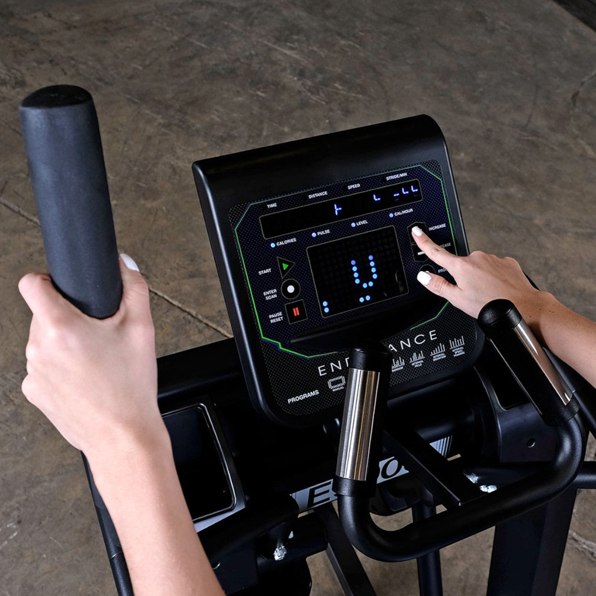 Body-Solid Endurance E5000 Premium Center Drive Elliptical display