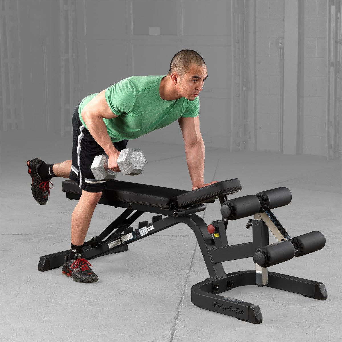Body-Solid GFID71B Flat Incline Decline Bench man exercising