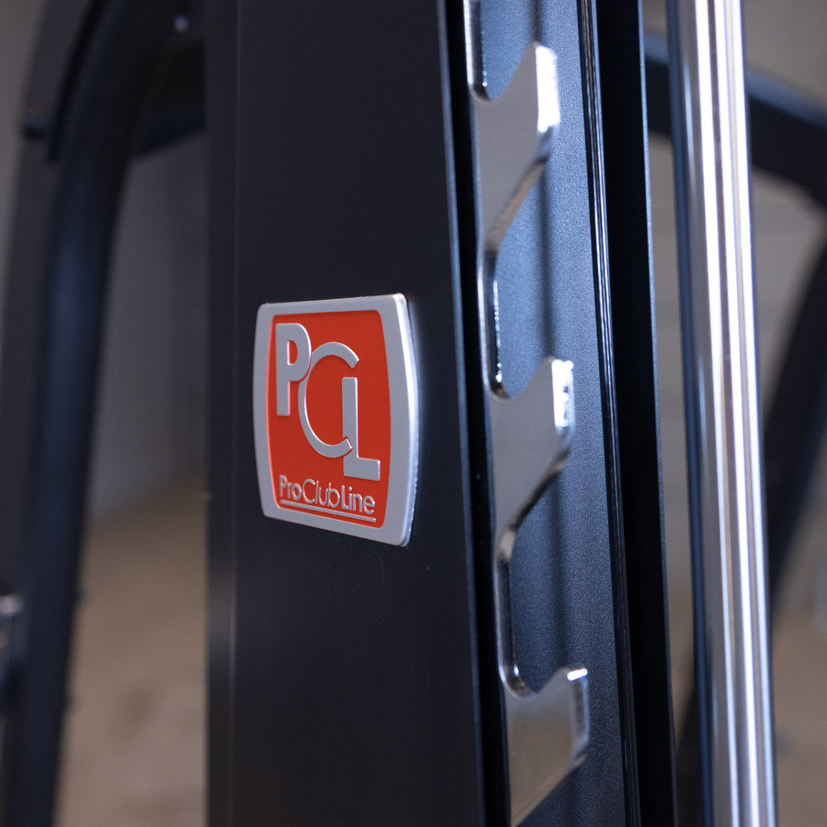 Body-Solid Pro ClubLine SCB1000B Counter Balanced Smith Machine bar guide closeup